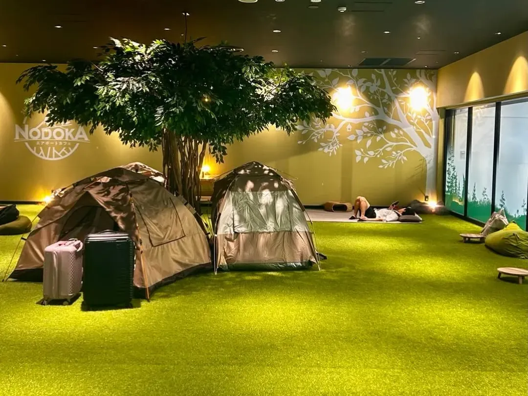 成田空港の休憩スペース NODOKA。人工芝の上にテントが並んでいる